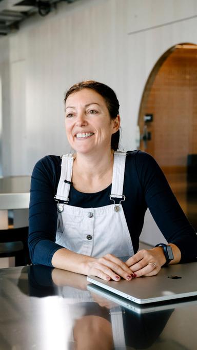 Portrait of a woman smiling in the On Zürich office